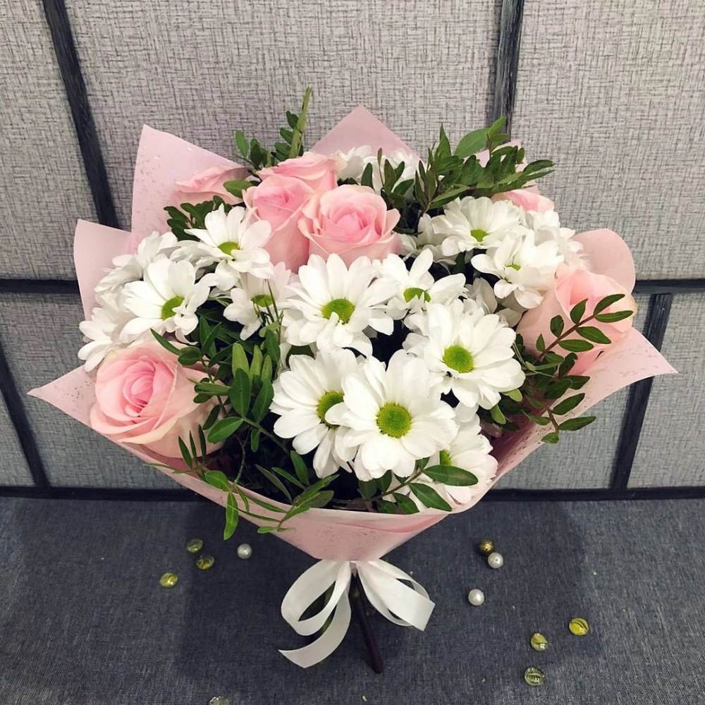 Букет из розовых роз и белых хризантем – элегантность в каждой детали Белая Калитва Ростовская область
