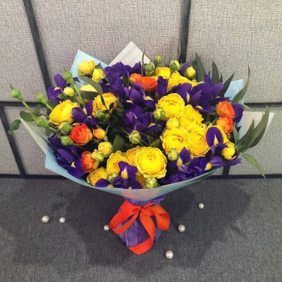 Роскошный букет из синих ирисов и кустовых роз с зеленью – гармония контрастов Белая Калитва Ростовская область