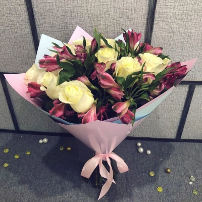 Нежный букет из белых роз и розовых альстромерий – гармония чистоты и нежности Белая Калитва Ростовская область