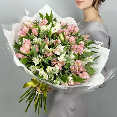 Букет «Гармония» – нежное сочетание белых и розовых альстромерий Белая Калитва Ростовская область