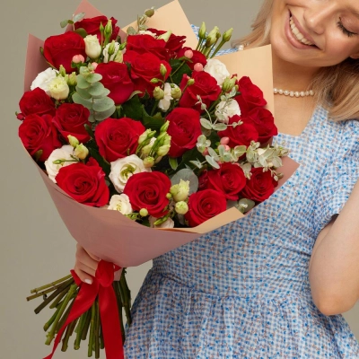 Роскошный букет для любимой женщины – 21 эквадорская роза и эустома Белая Калитва Ростовская область