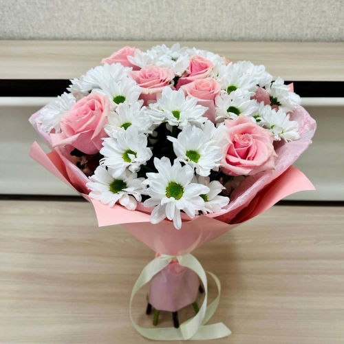 Букет «Ягодное Рафаэлло» – нежность розовых роз и белых хризантем Белая Калитва Ростовская область