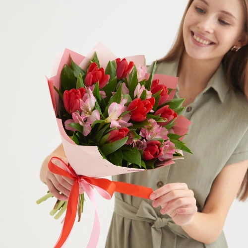 Букет «Первый поцелуй» красных тюльпанов и розовых альстромерий Белая Калитва Ростовская область