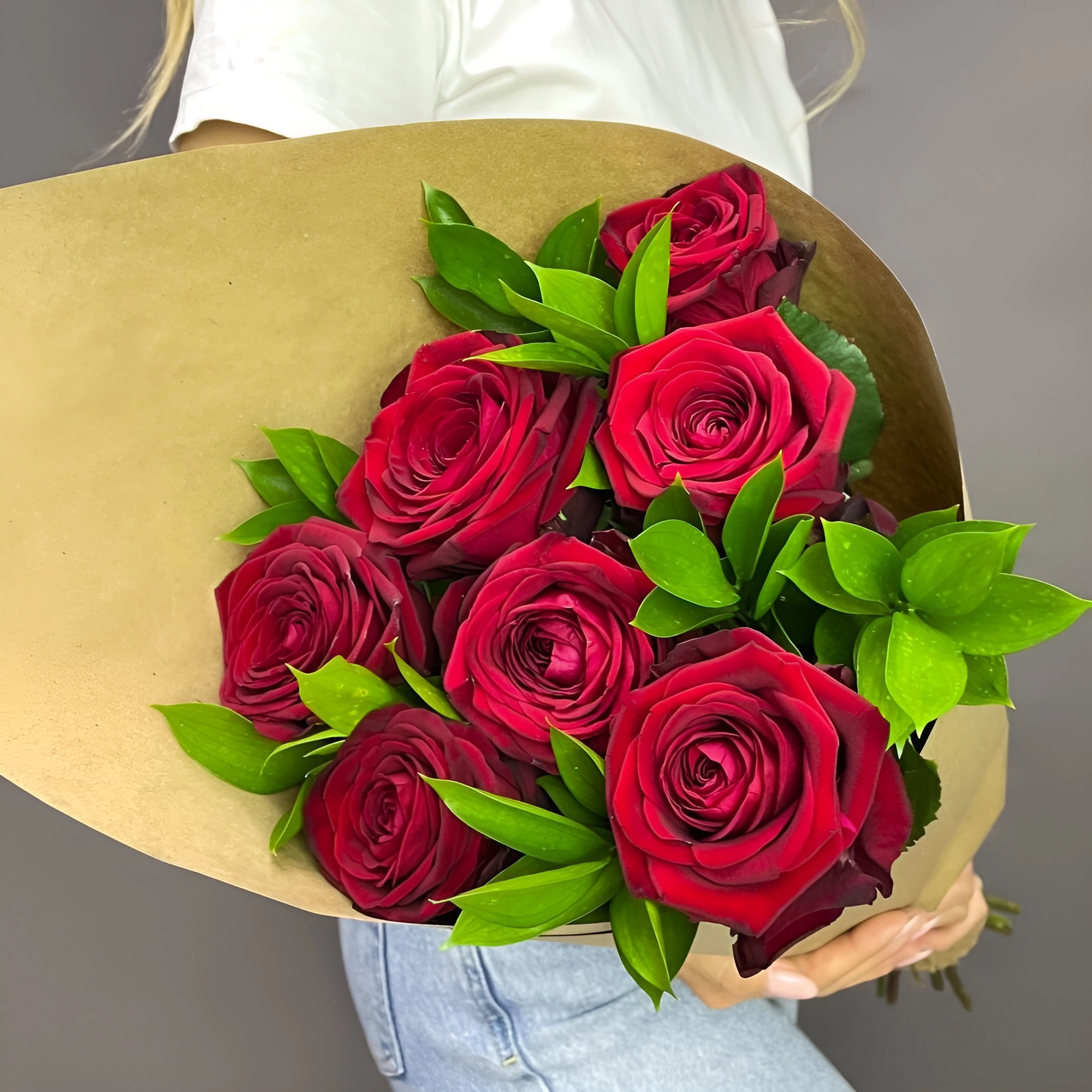 Букет из красных роз с рускусом в крафтовой упаковке – классика с изюминкой Белая Калитва Ростовская область
