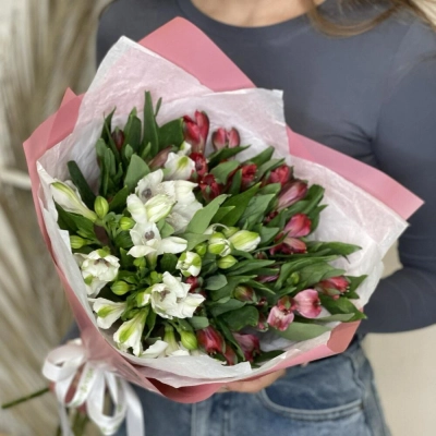 Букет «Люблю»– страсть и чистота в красно-белых альстромериях Белая Калитва Ростовская область