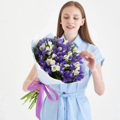 Букет «Вечернее дыхание»  – загадочная гармония синих ирисов и белых альстромерий Белая Калитва Ростовская область