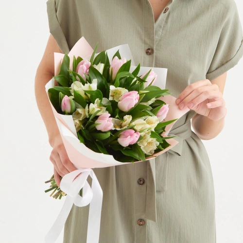 Букет «Первое свидание» розовых тюльпанов и белых альстромерий Белая Калитва Ростовская область