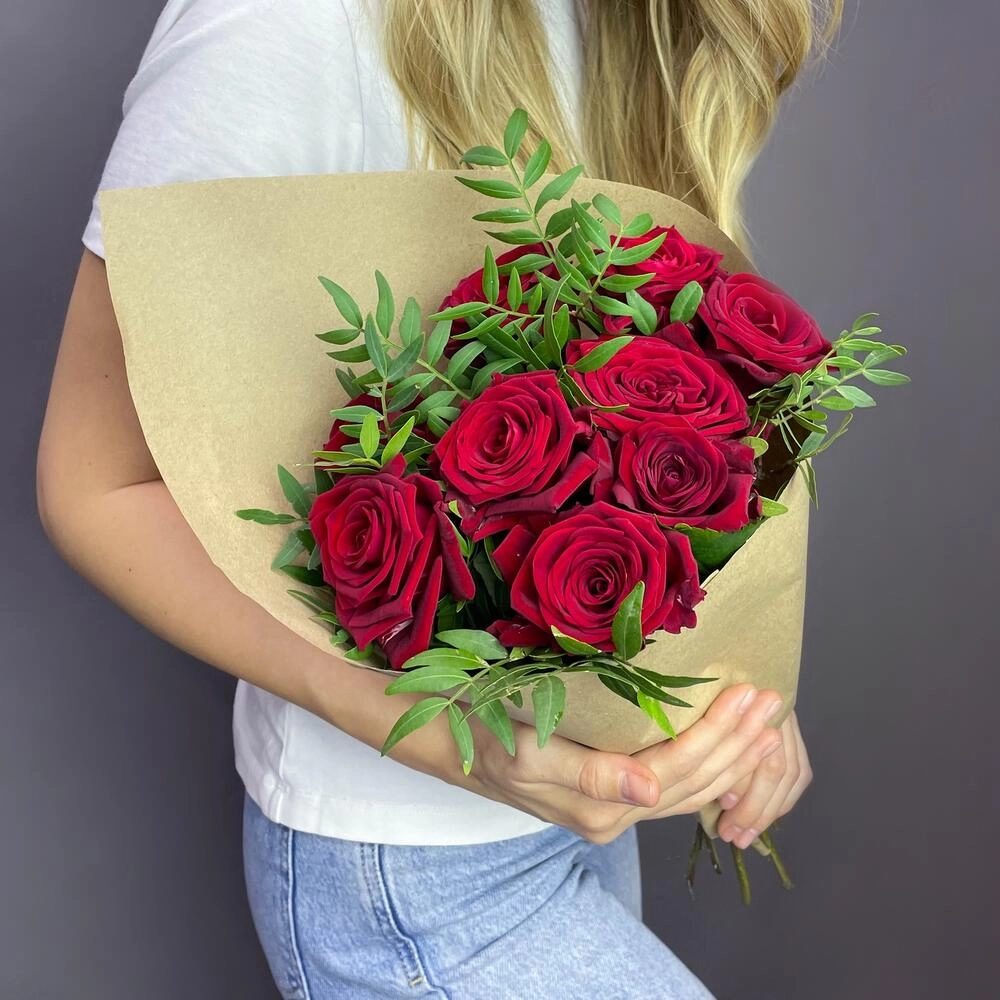 Букет из 9 красных роз с фисташкой – гармония страсти и свежести Белая Калитва Ростовская область