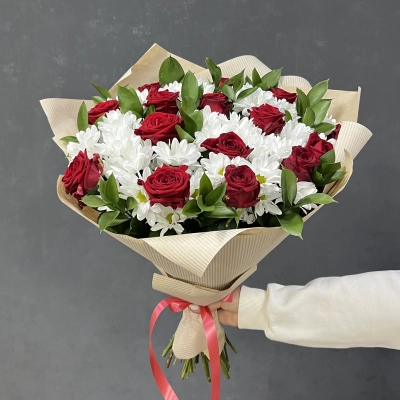 Букет «Романтика» — гармония красных роз и белоснежных хризантем Белая Калитва Ростовская область
