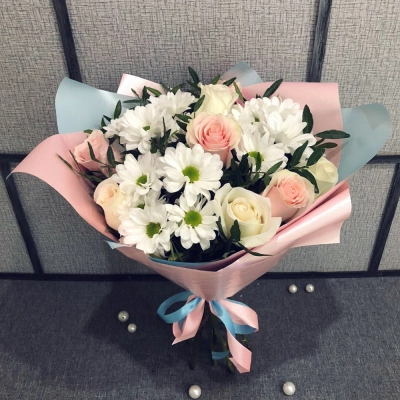 Букет из свежих роз и белых хризантем – гармония нежности и чистоты Белая Калитва Ростовская область