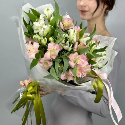 Букет «Нежность» – трогательное сочетание белых и розовых альстромерий Белая Калитва Ростовская область