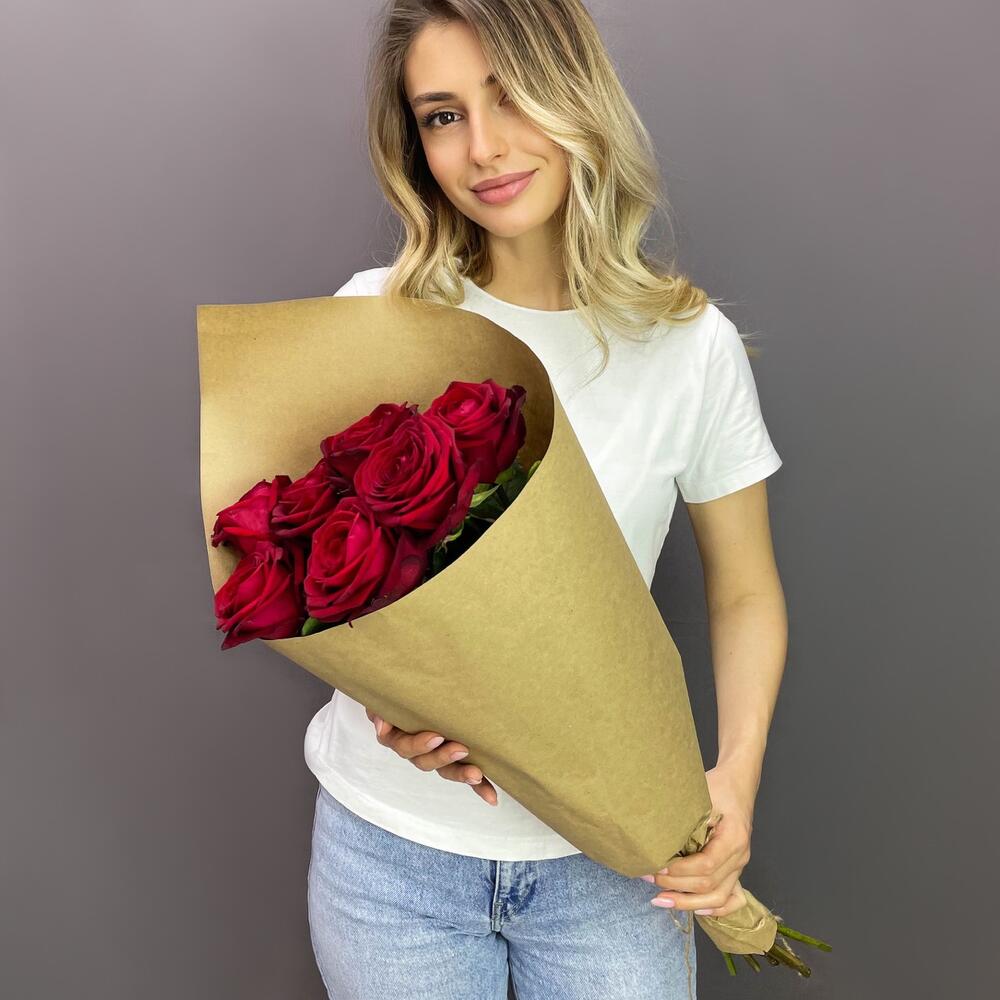 Букет из 7 красных роз в крафте – страсть в стильной упаковке Белая Калитва Ростовская область