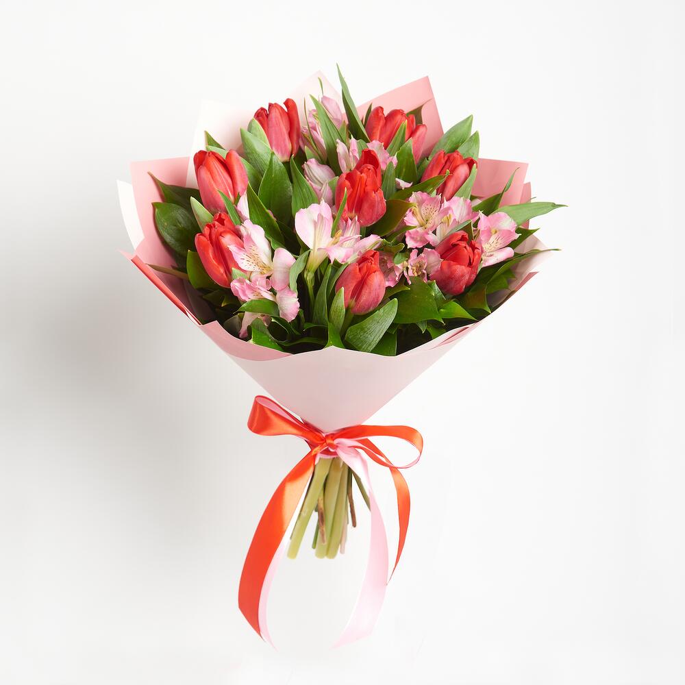 Букет «Первый поцелуй» красных тюльпанов и розовых альстромерий Белая Калитва Ростовская область