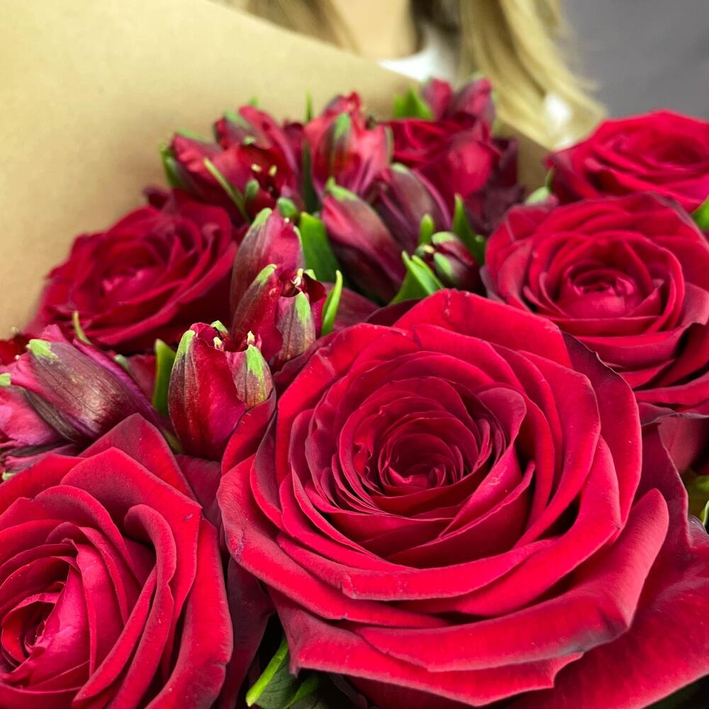 Букет «Страсть» – гармония красных роз и нежных альстромерий Белая Калитва Ростовская область