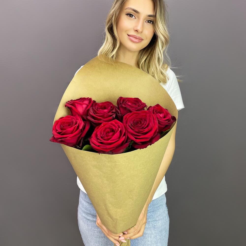 Букет из 7 красных роз в крафте – страсть в стильной упаковке Белая Калитва Ростовская область