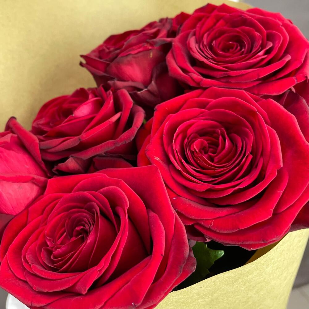 Букет из 7 красных роз в крафте – страсть в стильной упаковке Белая Калитва Ростовская область