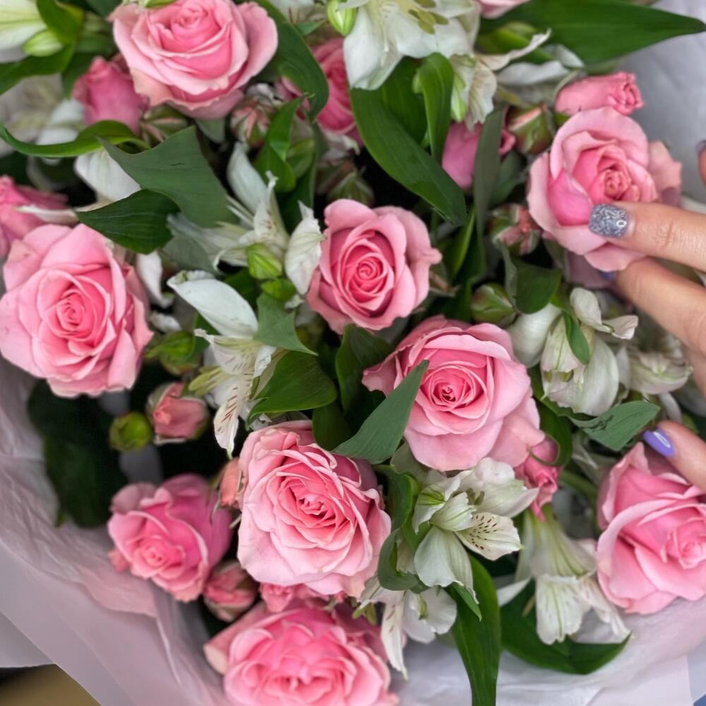 Букет «Розовый фламинго» – нежность розовых кустовых роз и белых альстромерий Белая Калитва Ростовская область
