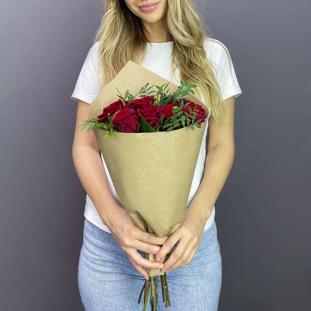 Букет из 9 красных роз с фисташкой – гармония страсти и свежести Белая Калитва Ростовская область