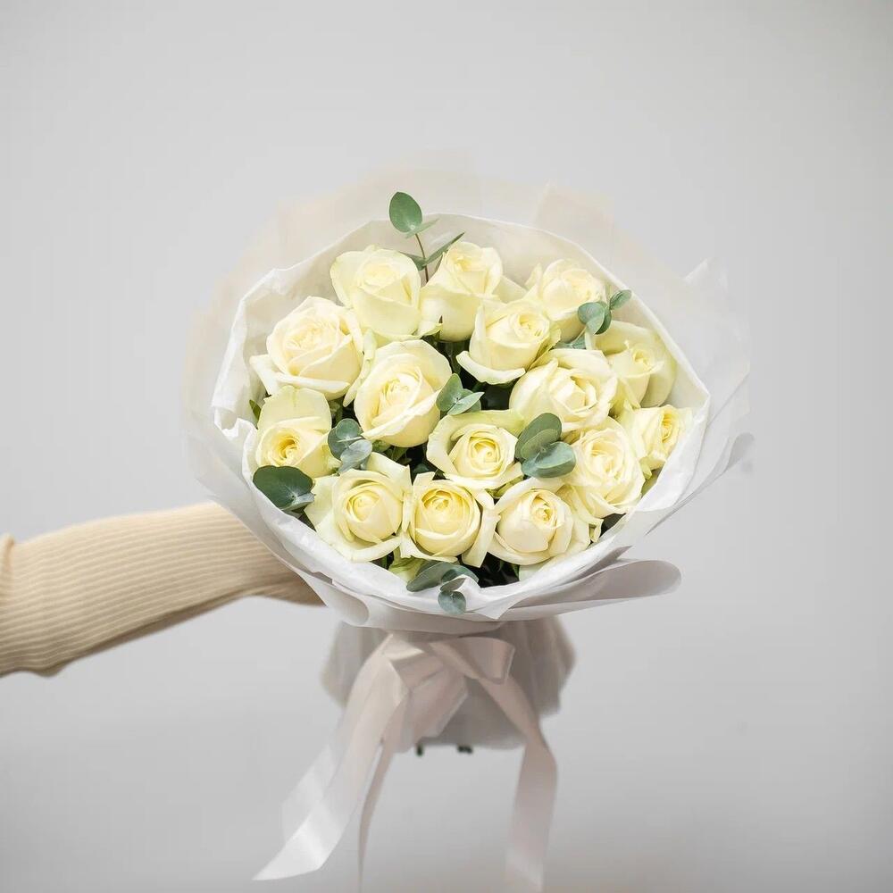 Букет из 15 белых роз с эвкалиптом – чистота и изысканность Белая Калитва Ростовская область