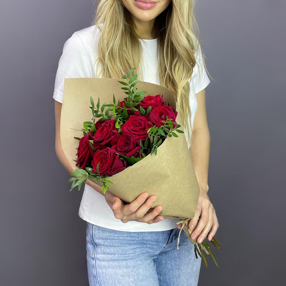 Букет из 9 красных роз с фисташкой – гармония страсти и свежести Белая Калитва Ростовская область