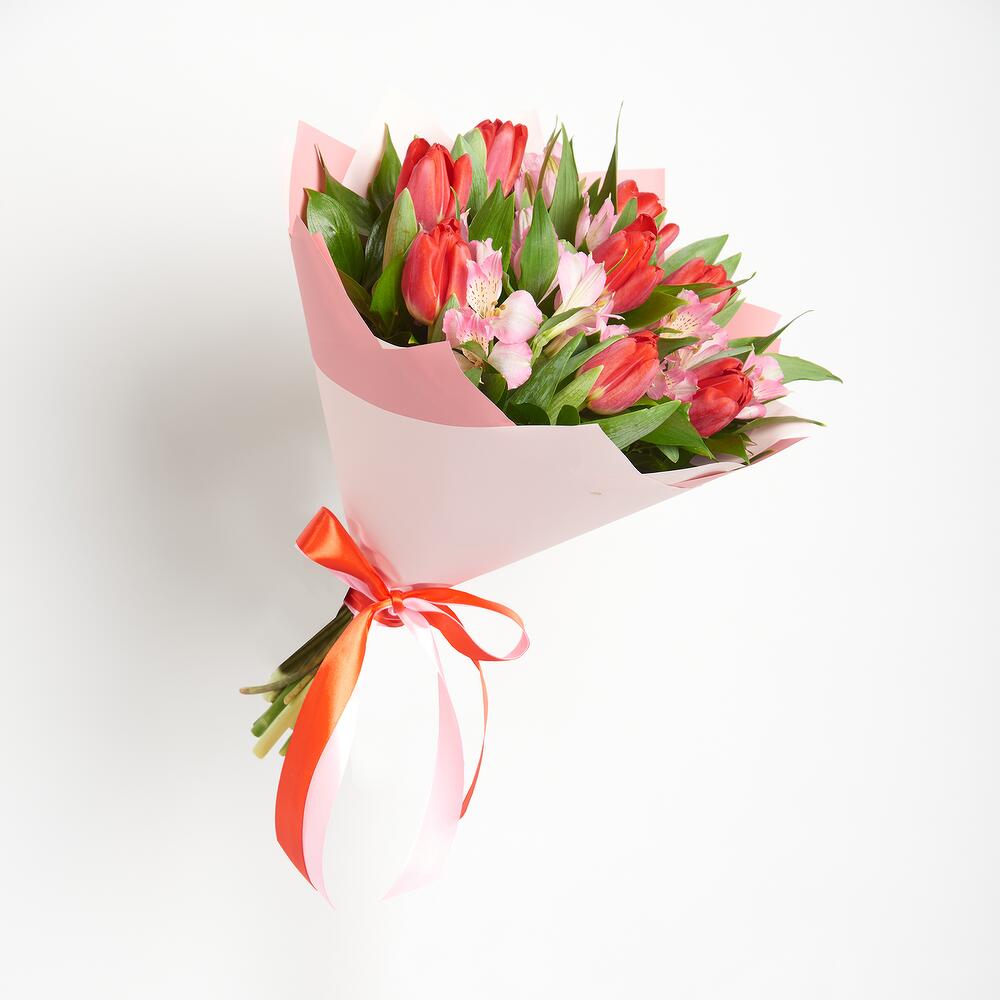 Букет «Первый поцелуй» красных тюльпанов и розовых альстромерий Белая Калитва Ростовская область