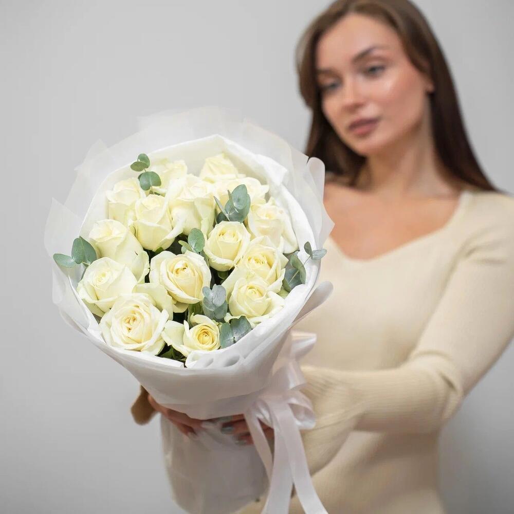 Букет из 15 белых роз с эвкалиптом – чистота и изысканность Белая Калитва Ростовская область