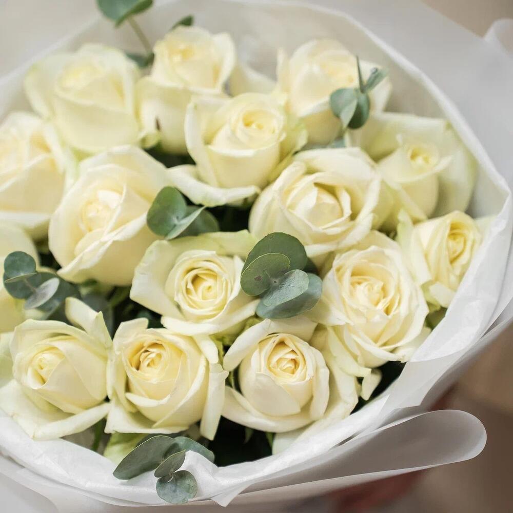 Букет из 15 белых роз с эвкалиптом – чистота и изысканность Белая Калитва Ростовская область