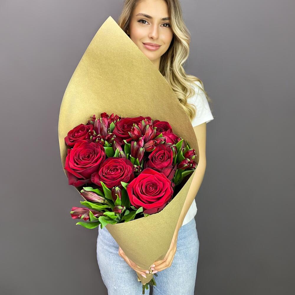 Букет «Страсть» – гармония красных роз и нежных альстромерий Белая Калитва Ростовская область