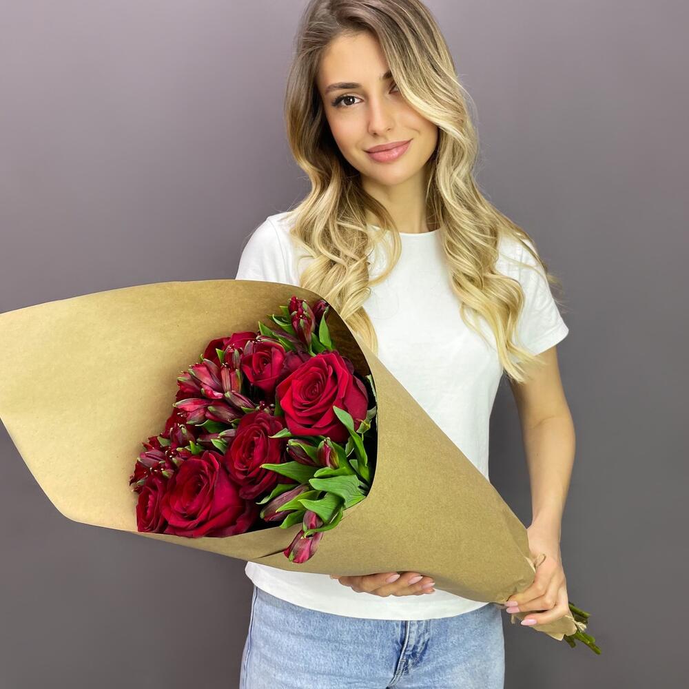 Букет «Страсть» – гармония красных роз и нежных альстромерий Белая Калитва Ростовская область