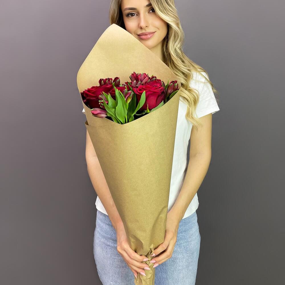 Букет «Страсть» – гармония красных роз и нежных альстромерий Белая Калитва Ростовская область