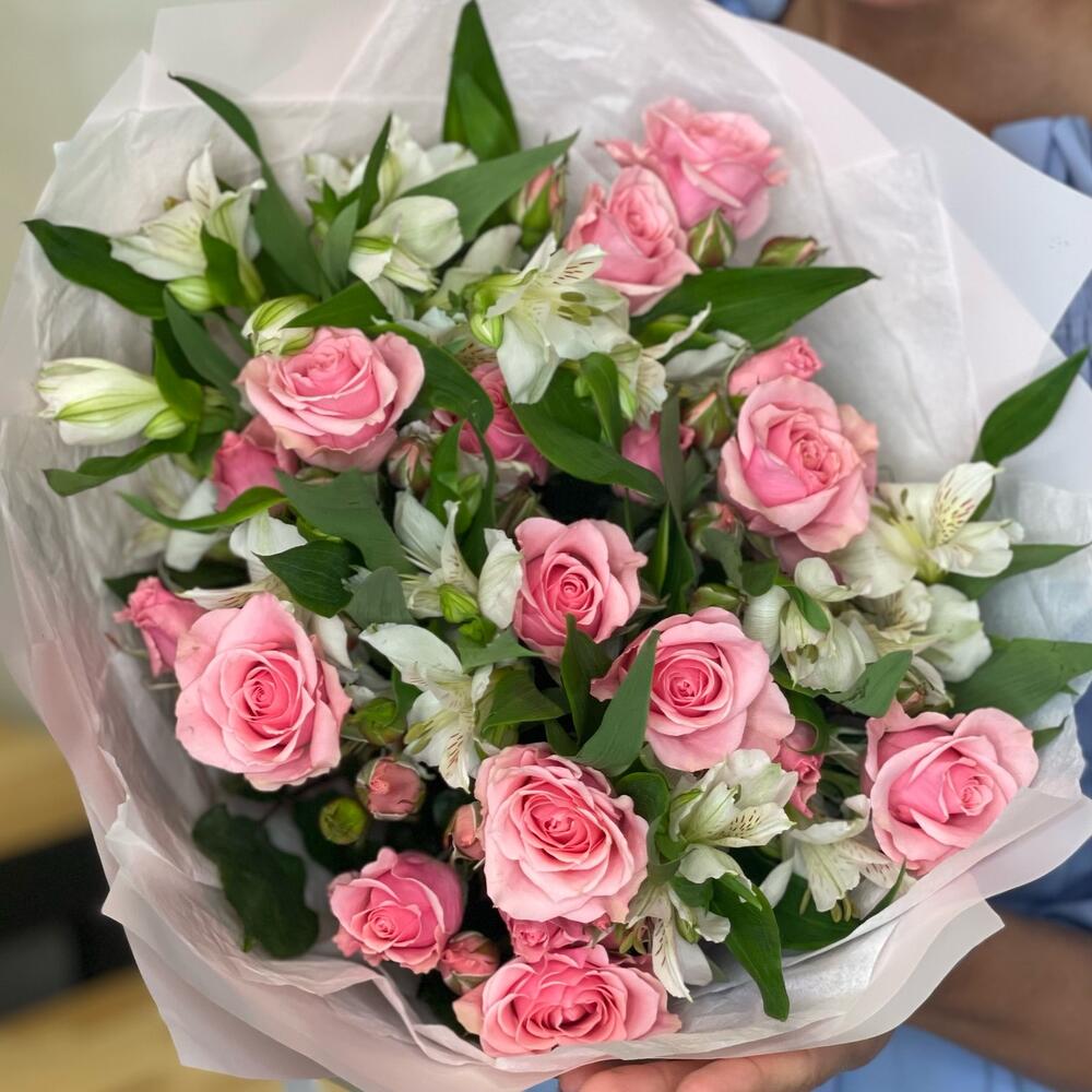 Букет «Розовый фламинго» – нежность розовых кустовых роз и белых альстромерий Белая Калитва Ростовская область