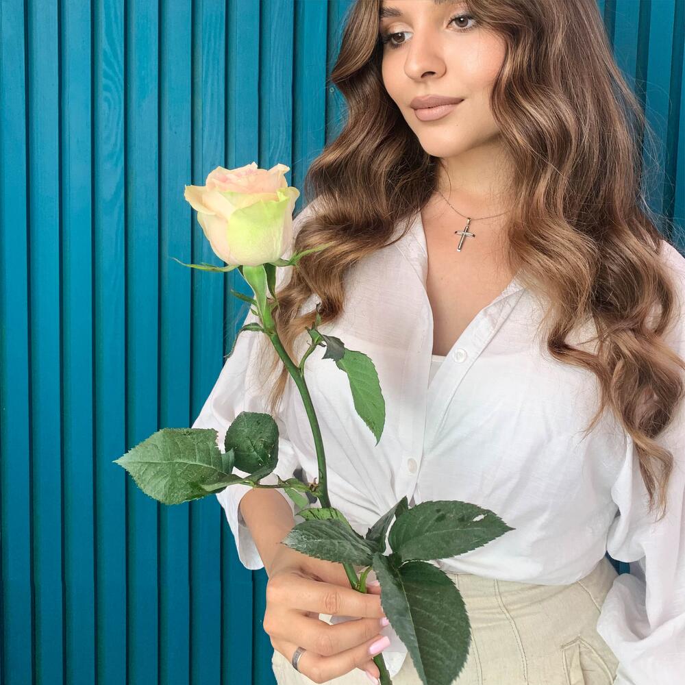 Комплимент из розовой эквадорской розы – минимализм роскоши Белая Калитва Ростовская область