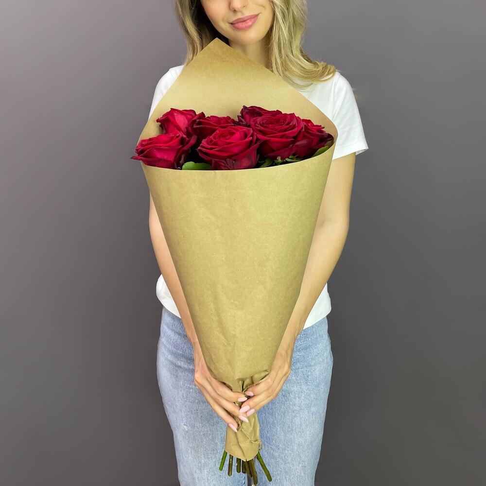 Букет из 7 красных роз в крафте – страсть в стильной упаковке Белая Калитва Ростовская область
