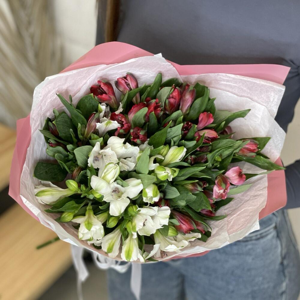 Букет «Люблю»– страсть и чистота в красно-белых альстромериях Белая Калитва Ростовская область