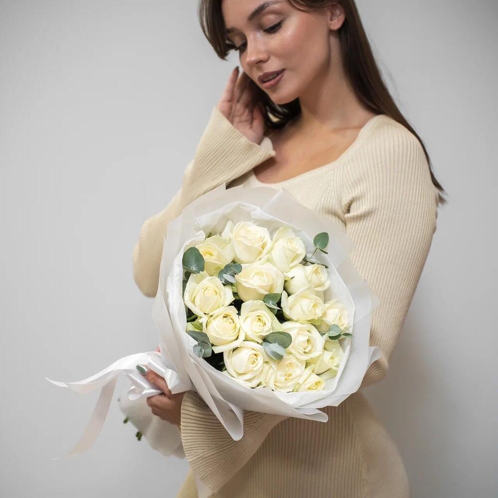 Букет из 15 белых роз с эвкалиптом – чистота и изысканность Белая Калитва Ростовская область